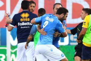 The quarrell between Parma's goalkeeper Francesco Mirante and Napoli's forward Gonzalo Higuain at the end of during the Italian Serie A soccer match between Parma FC and SSC Napoli at Ennio Tardini Stadium in Parma, 10 May 2015. ANSA/CAMPANINI