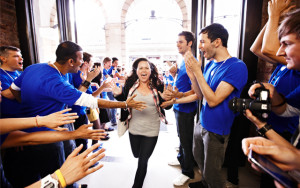 Fan e lavoratori degli Apple Store sembrano vittime dello stesso indottrinamento.